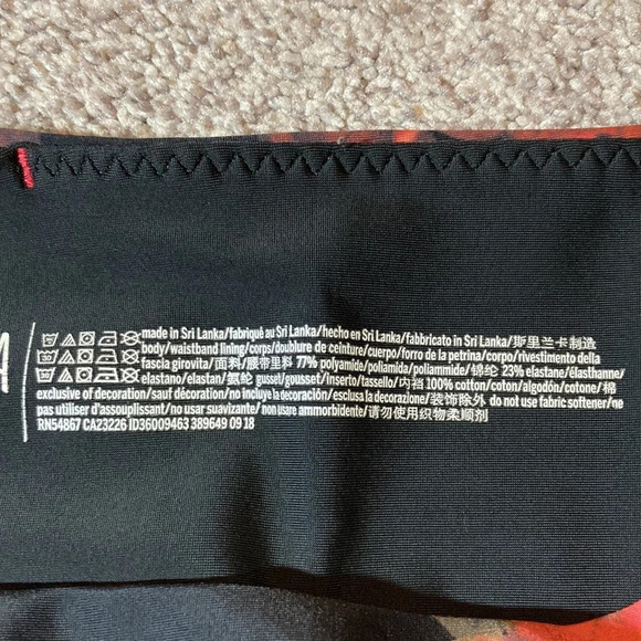 Victoria’s Secret Sport Leggings black and red roses M - Picture 9 of 14